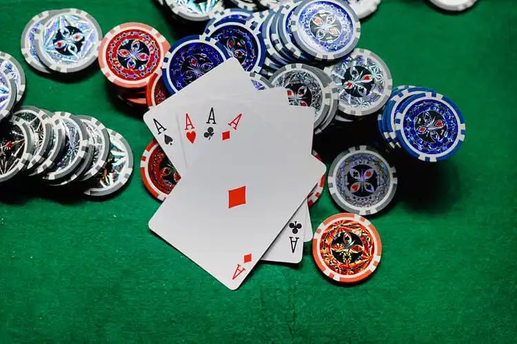 Giao diện live casino trực tuyến tại bongvip25 với dealer thực và bàn baccarat